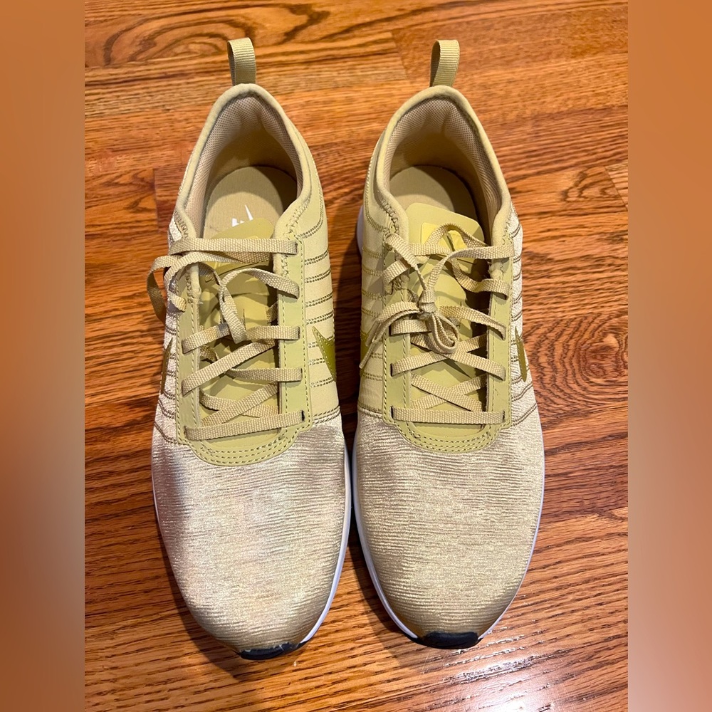 Nike Dualtone Racer size 9 women’s gold